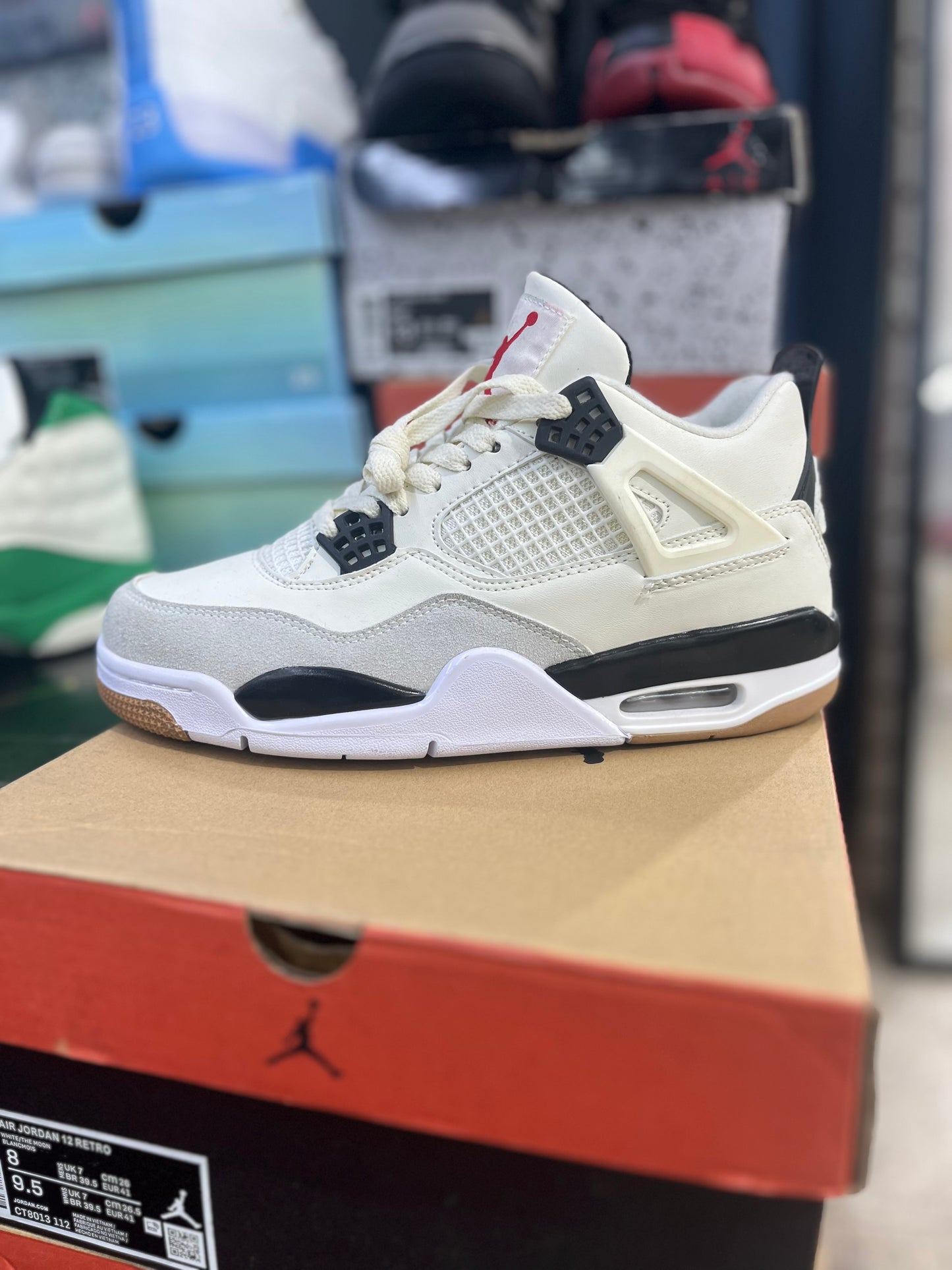 NIKE JORDAN 4s RETRO